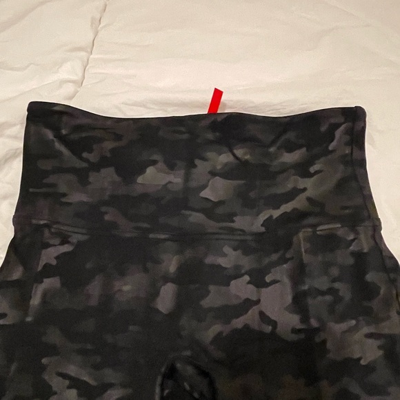 SPANX Black Camouflage Seamless , Shiny Look at Me Now Leggings .Size Large - Picture 11 of 14